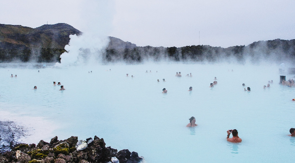 Genießen Sie ein einzigartiges Badeerlebnis in einer warmen, natürlichen isländischen Heißwasserquelle
