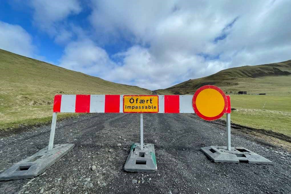 Closed road sign in Iceland