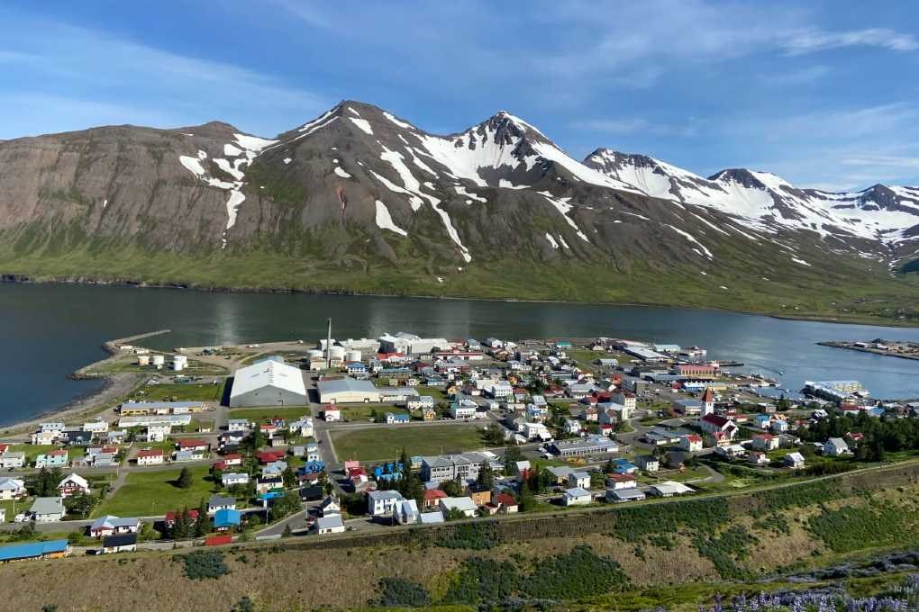 Peaceful campsite for campers between mountains and fjords